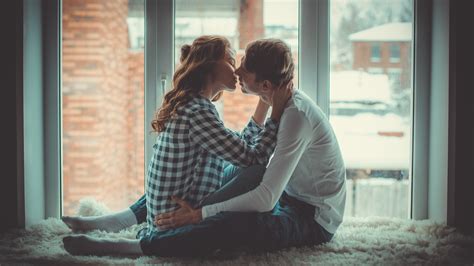 jeunes couples faisant l amour|Un couple de jeunes mariés fait l'amour pour la première fois.